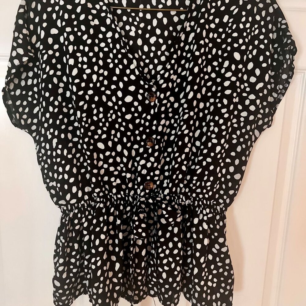 Black w/white polka dot V-neck short sleeve shirt XL